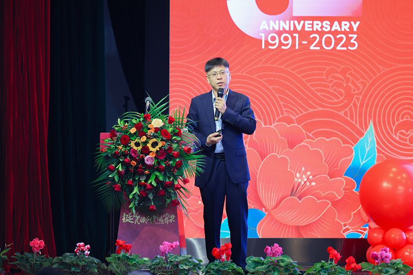 校长.jpg 校长.jpg